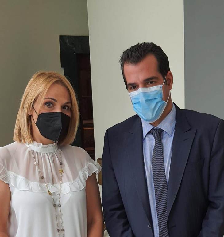 &Eta; &chi;&rho;&eta;&mu;&alpha;&tau;&omicron;&delta;ό&tau;&eta;&sigma;&eta; &tau;&omicron;&upsilon; &nu;έ&omicron;&upsilon; &nu;&omicron;&sigma;&omicron;&kappa;&omicron;&mu;&epsilon;ί&omicron;&upsilon; &Kappa;&omega; &kappa;&alpha;&iota; &eta; &delta;&eta;&mu;&iota;&omicron;&upsilon;&rho;&gamma;ί&alpha; &delta;&omicron;&mu;ή&sigmaf; &alpha;&iota;&mu;&omicron;&kappa;ά&theta;&alpha;&rho;&sigma;&eta;&sigmaf;, &kappa;&alpha;&theta;ώ&sigmaf; &kappa;&alpha;&iota; &eta; &epsilon;&nu;ί&sigma;&chi;&upsilon;&sigma;&eta; &tau;&omega;&nu; &delta;&omicron;&mu;ώ&nu; ό&lambda;&omega;&nu; &tau;&omega;&nu; &nu;&eta;&sigma;&iota;ώ&nu;, &sigma;&tau;&eta; &sigma;&upsilon;&nu;ά&nu;&tau;&eta;&sigma;&eta; &tau;&eta;&sigmaf; &Mu;ί&kappa;&alpha;&sigmaf; &Iota;&alpha;&tau;&rho;ί&delta;&eta; &mu;&epsilon; &tau;&omicron;&nu; &Upsilon;&pi;&omicron;&upsilon;&rho;&gamma;ό &Upsilon;&gamma;&epsilon;ί&alpha;&sigmaf; &kappa;&alpha;&iota; &tau;&eta;&nu; Έ&nu;&omega;&sigma;&eta; &Xi;&epsilon;&nu;&omicron;&delta;ό&chi;&omega;&nu; &Kappa;&omega;.