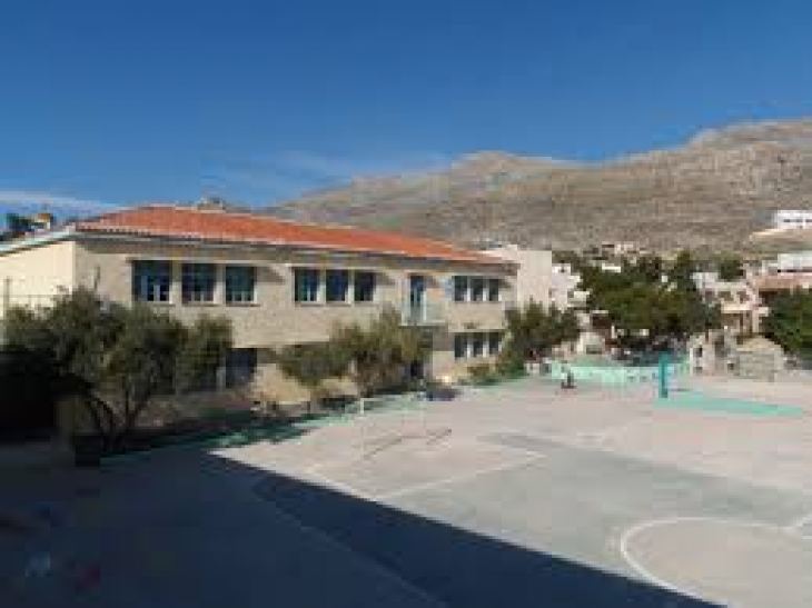 &Sigma;&chi;&omicron;&lambda;&epsilon;ί&alpha;: &Epsilon;&pi;&iota;&sigma;&tau;&rho;έ&phi;&omicron;&upsilon;&nu; &tau;&eta; &Delta;&epsilon;&upsilon;&tau;έ&rho;&alpha; &omicron;&iota; &mu;&alpha;&theta;&eta;&tau;έ&sigmaf; &sigma;&tau;&alpha; &delta;&eta;&mu;&omicron;&tau;&iota;&kappa;ά &kappa;&alpha;&iota; &tau;&alpha; &nu;&eta;&pi;&iota;&alpha;&gamma;&omega;&gamma;&epsilon;ί&alpha; &ndash; &Nu;&omega;&rho;ί&tau;&epsilon;&rho;&alpha; &tau;&omicron; &pi;&rho;ώ&tau;&omicron; &kappa;&omicron;&upsilon;&delta;&omicron;ύ&nu;&iota; &tau;&omicron;&nu; &Sigma;&epsilon;&pi;&tau;έ&mu;&beta;&rho;&iota;&omicron;