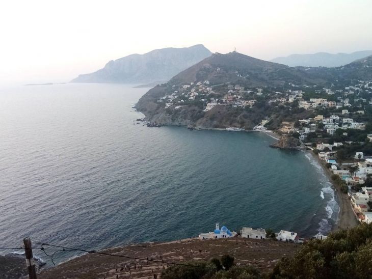 Ή&rho;&theta;&epsilon; &kappa;&alpha;&iota; &eta; &gamma;&iota;&omicron;&rho;&tau;ή &tau;&omicron;&upsilon; &Sigma;&tau;&alpha;&upsilon;&rho;&omicron;ύ &mu;έ&sigma;&alpha; &sigma;&tau;&alpha; &chi;&rho;ώ&mu;&alpha;&tau;&alpha; &tau;&omicron;&upsilon; &phi;&theta;&iota;&nu;&omicron;&pi;ώ&rho;&omicron;&upsilon;, &beta;ί&nu;&tau;&epsilon;&omicron; &kappa;&alpha;&iota; &phi;&omega;&tau;&omicron;&gamma;&rho;&alpha;&phi;ί&epsilon;&sigmaf; &alpha;&pi;ό &tau;&omicron;&nu; &Epsilon;&sigma;&pi;&epsilon;&rho;&iota;&nu;ό