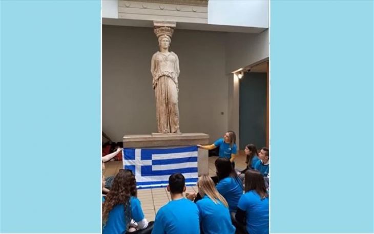 &Eta; &pi;&iota;&omicron; &mu;&epsilon;&lambda;&omega;&delta;&iota;&kappa;ή &delta;&iota;&alpha;&mu;&alpha;&rho;&tau;&upsilon;&rho;ί&alpha; &gamma;&iota;&alpha; &tau;&alpha; &mu;ά&rho;&mu;&alpha;&rho;&alpha; &tau;&omicron;&upsilon; &Pi;&alpha;&rho;&theta;&epsilon;&nu;ώ&nu;&alpha;