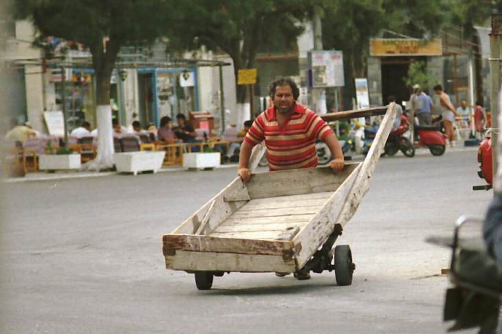 &Eta; &kappa;&alpha;&theta;&eta;&mu;&epsilon;&rho;&iota;&nu;ό&tau;&eta;&tau;&alpha; &sigma;&tau;&eta;&nu; &Kappa;ά&lambda;&upsilon;&mu;&nu;&omicron; &tau;&omicron;&upsilon; 1988
