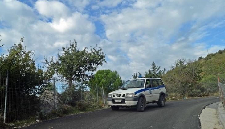 Έ&gamma;&kappa;&lambda;&eta;&mu;&alpha; &sigma;&tau;&eta; &Mu;ά&nu;&eta;: &Pi;&upsilon;&rho;&omicron;&beta;ό&lambda;&eta;&sigma;&epsilon; &kappa;&alpha;&iota; &sigma;&kappa;ό&tau;&omega;&sigma;&epsilon; &tau;&eta; &sigma;ύ&zeta;&upsilon;&gamma;ό &tau;&omicron;&upsilon; &mu;&pi;&rho;&omicron;&sigma;&tau;ά &sigma;&tau;&eta;&nu; &kappa;ό&rho;&eta; &tau;&omicron;&upsilon;&sigmaf;