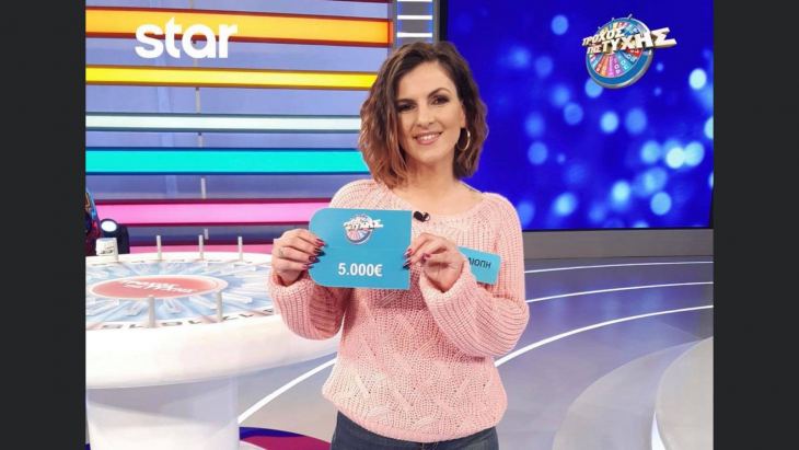 &Mu;&iota;&alpha; &chi;&alpha;&rho;ά &tau;&alpha; &pi;ή&gamma;&epsilon; &eta; &Pi;ό&pi;&eta; &mu;&alpha;&sigmaf; &sigma;&tau;&omicron;&nu; &tau;&rho;&omicron;&chi;ό &tau;&eta;&sigmaf; &tau;ύ&chi;&eta;&sigmaf;