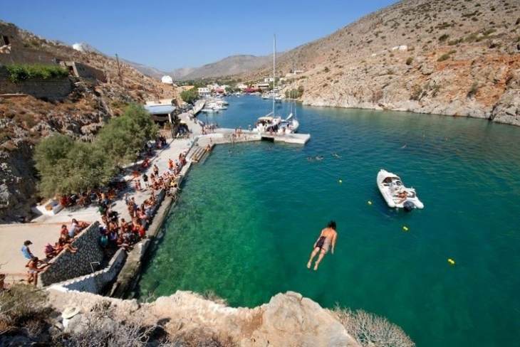 &Delta;ύ&omicron; &tau;&omicron;&upsilon;&rho;ί&sigma;&tau;&epsilon;&sigmaf; &kappa;&alpha;&theta;ά&rho;&iota;&sigma;&alpha;&nu; &tau;&omicron;&nu; &kappa;ά&delta;&omicron; &sigma;&tau;&eta;&nu; &Rho;ί&nu;&alpha; &sigma;&tau;&omicron; &Beta;&alpha;&theta;ύ &alpha;&pi;ό &epsilon;&upsilon;&sigma;&upsilon;&nu;&epsilon;&iota;&delta;&eta;&sigma;ί&alpha; &alpha;&lambda;&lambda;ά &kappa;&alpha;&iota; &lambda;ό&gamma;&omega; &tau;&omicron;&upsilon; ά&sigma;&chi;&eta;&mu;&omicron;&upsilon; &theta;&epsilon;ά&mu;&alpha;&tau;&omicron;&sigmaf; &pi;&omicron;&upsilon; &alpha;&nu;&tau;ί&kappa;&rho;&upsilon;&zeta;&alpha;&nu; ...