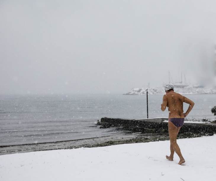 Έ&pi;&nu;&iota;&xi;&alpha;&nu; &kappa;&alpha;&iota; &tau;&eta;&nu; &Kappa;ά&lambda;&upsilon;&mu;&nu;&omicron; &tau;&alpha; &chi;&iota;ό&nu;&iota;&alpha; (&phi;&omega;&tau;&omicron;&gamma;&rho;&alpha;&phi;&iota;&kappa;ό &upsilon;&lambda;&iota;&kappa;ό +&beta;ί&nu;&tau;&epsilon;&omicron;)