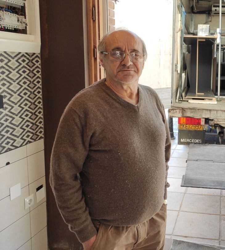 Έ&phi;&upsilon;&gamma;&epsilon; &alpha;&pi;ό &kappa;&omicron;&nu;&tau;ά &mu;&alpha;&sigmaf; έ&nu;&alpha;&sigmaf; &upsilon;&pi;έ&rho;&omicron;&chi;&omicron;&sigmaf; ά&nu;&theta;&rho;&omega;&pi;&omicron;&sigmaf;