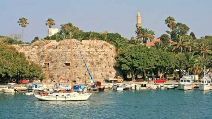 &Sigma;&tau;&eta;&nu; &Kappa;&omega; &eta; &Lambda;ί&nu;&alpha; &Mu;&epsilon;&nu;&delta;ώ&nu;&eta;