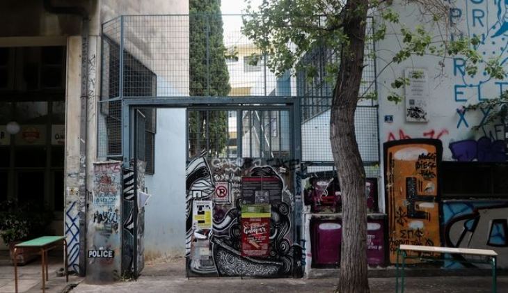 Μαθητές αγόρασαν με τα χρήματα για την πενθήμερη, tablet για όσους τα χρειάζονται