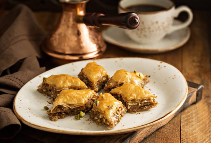 &Eta; &Pi;&rho;&omega;&tau;&omicron;&chi;&rho;&omicron;&nu;&iota;ά &sigma;&tau;&alpha; &Delta;&omega;&delta;&epsilon;&kappa;ά&nu;&eta;&sigma;&alpha;- &Tau;&alpha; έ&theta;&iota;&mu;&alpha; &kappa;&alpha;&iota; &omicron;&iota; &pi;&alpha;&rho;&alpha;&delta;ό&sigma;&epsilon;&iota;&sigmaf;