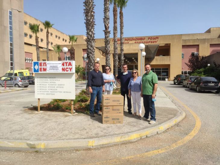 &Epsilon;&pi;&iota;&pi;&lambda;έ&omicron;&nu; 3.000 &chi;&epsilon;&iota;&rho;&omicron;&upsilon;&rho;&gamma;&iota;&kappa;έ&sigmaf; &mu;ά&sigma;&kappa;&epsilon;&sigmaf; &pi;&alpha;&rho;έ&delta;&omega;&sigma;&epsilon; &sigma;ή&mu;&epsilon;&rho;&alpha; &sigma;&tau;&omicron; &Nu;&omicron;&sigma;&omicron;&kappa;&omicron;&mu;&epsilon;ί&omicron; &Rho;ό&delta;&omicron;&upsilon; &eta; &Pi;&epsilon;&rho;&iota;&phi;έ&rho;&epsilon;&iota;&alpha; &Nu;&omicron;&tau;ί&omicron;&upsilon; &Alpha;&iota;&gamma;&alpha;ί&omicron;&upsilon;