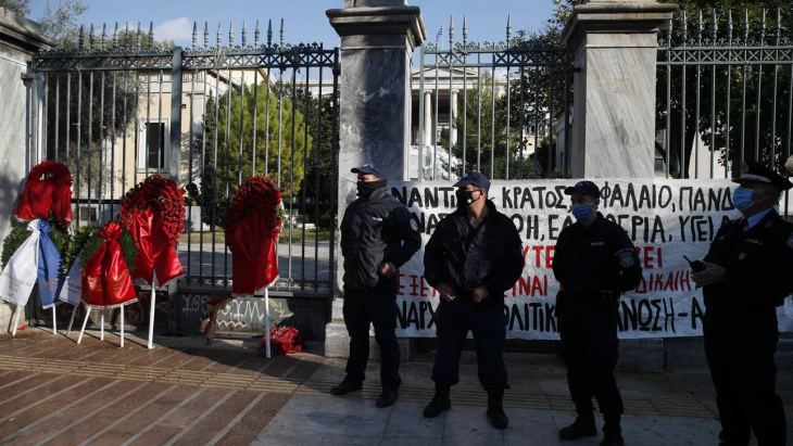 Μια διαφορετική επέτειος: Καταθέσεις στεφάνων, διαμαρτυρίες και πρόστιμα για το Πολυτεχνείο