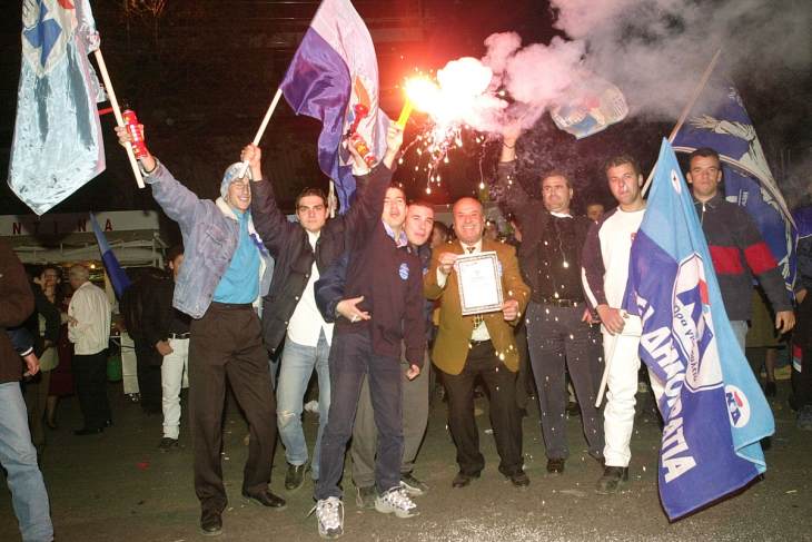 &Epsilon;&kappa;&lambda;&omicron;&gamma;έ&sigmaf; 2000: Ό&tau;&alpha;&nu; &eta; &Nu;έ&alpha; &Delta;&eta;&mu;&omicron;&kappa;&rho;&alpha;&tau;ί&alpha; έ&gamma;&iota;&nu;&epsilon; &kappa;&upsilon;&beta;έ&rho;&nu;&eta;&sigma;&eta; &gamma;&iota;&alpha; 3 &omicron;&lambda;ό&kappa;&lambda;&eta;&rho;&epsilon;&sigmaf; ώ&rho;&epsilon;&sigmaf;