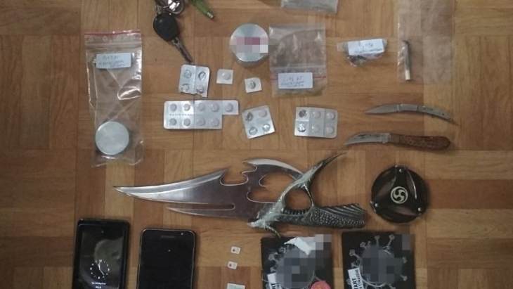 &Pi;&rho;&omicron;&phi;&upsilon;&lambda;&alpha;&kappa;ί&sigma;&tau;&eta;&kappa;&alpha;&nu; &tau;&rho;ί&alpha; ά&tau;&omicron;&mu;&alpha; &alpha;&pi;ό &tau;&iota;&sigmaf; &delta;ύ&omicron; &omicron;&mu;ά&delta;&epsilon;&sigmaf; &delta;&iota;&alpha;&kappa;ί&nu;&eta;&sigma;&eta;&sigmaf; &nu;&alpha;&rho;&kappa;&omega;&tau;&iota;&kappa;ώ&nu; &sigma;&tau;&eta;&nu; &Kappa;ά&lambda;&upsilon;&mu;&nu;&omicron;