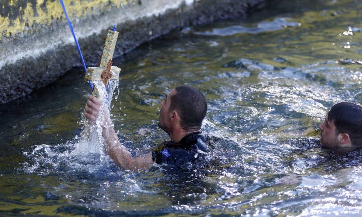 &Tau;&alpha; ή&theta;&eta; &kappa;&alpha;&iota; &tau;&alpha; έ&theta;&iota;&mu;&alpha; &tau;&omega;&nu; &Theta;&epsilon;&omicron;&phi;&alpha;&nu;&epsilon;ί&omega;&nu; &sigma;&epsilon; &omicron;&lambda;ό&kappa;&lambda;&eta;&rho;&eta; &tau;&eta;&nu; &Epsilon;&lambda;&lambda;ά&delta;&alpha;.