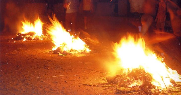 &Tau;&omicron; &Mu;&alpha;&sigma;&omicron;ύ&rho;&iota; &pi;&alpha;ί&rho;&nu;&epsilon;&iota; &phi;&omega;&tau;&iota;ά &sigma;&tau;&iota;&sigmaf; 23 &tau;&omicron;&upsilon; &Iota;&omicron;ύ&nu;&eta;