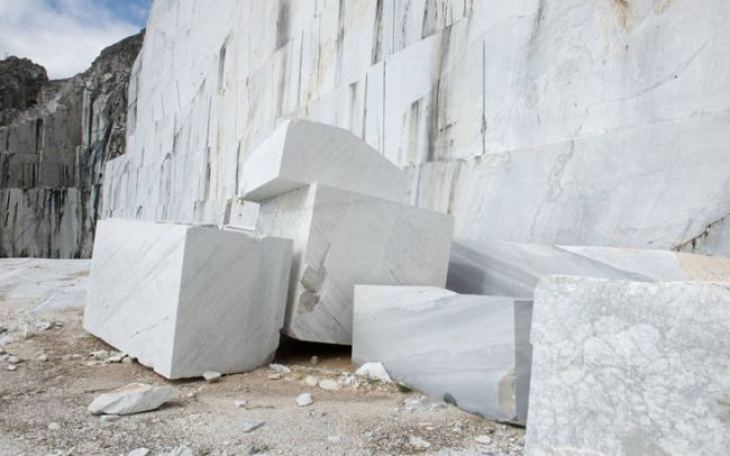 &Mu;&alpha;&rho;&mu;ά&rho;&iota;&nu;&eta; &pi;&lambda;ά&kappa;&alpha; έ&pi;&epsilon;&sigma;&epsilon; &sigma;&tau;&omicron; &pi;ό&delta;&iota; 51&chi;&rho;&omicron;&nu;&omicron;&upsilon; &epsilon;&rho;&gamma;ά&tau;&eta; &sigma;&tau;&eta; &Nu;ά&xi;&omicron; &kappa;&alpha;&iota; &tau;&omicron; έ&kappa;&omicron;&psi;&epsilon;