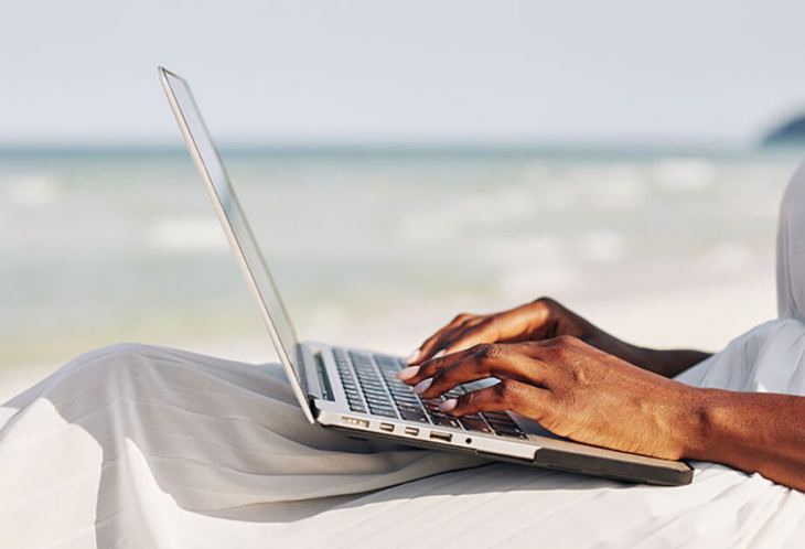 &Delta;&omicron;&upsilon;&lambda;&epsilon;ύ&omicron;&nu;&tau;&alpha;&sigmaf; &sigma;&tau;&iota;&sigmaf; &Beta;&rho;&upsilon;&xi;έ&lambda;&lambda;&epsilon;&sigmaf;&hellip; &alpha;&pi;ό &tau;&eta;&nu; &Kappa;ά&lambda;&upsilon;&mu;&nu;&omicron; &ndash; &Pi;ώ&sigmaf; &eta; &kappa;&alpha;&rho;&alpha;&nu;&tau;ί&nu;&alpha; &mu;&epsilon;&tau;&alpha;&tau;&rho;ά&pi;&eta;&kappa;&epsilon; &sigma;&epsilon; ό&nu;&epsilon;&iota;&rho;&omicron; &gamma;&iota;&alpha; &kappa;ά&pi;&omicron;&iota;&omicron;&upsilon;&sigmaf; &epsilon;&rho;&gamma;&alpha;&zeta;ό&mu;&epsilon;&nu;&omicron;&upsilon;&sigmaf;