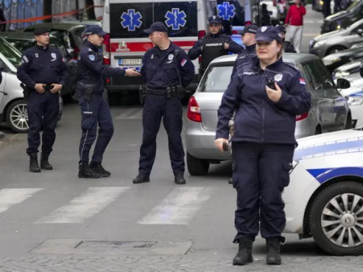 &Beta;&epsilon;&lambda;&iota;&gamma;&rho;ά&delta;&iota;: &Omicron;&kappa;&tau;ώ &pi;&alpha;&iota;&delta;&iota;ά &kappa;&alpha;&iota; έ&nu;&alpha;&sigmaf; &phi;ύ&lambda;&alpha;&kappa;&alpha;&sigmaf; &nu;&epsilon;&kappa;&rho;&omicron;ί &sigma;&epsilon; &delta;&eta;&mu;&omicron;&tau;&iota;&kappa;ό &sigma;&chi;&omicron;&lambda;&epsilon;ί&omicron; &mu;&epsilon;&tau;ά &alpha;&pi;ό &tau;&eta;&nu; &epsilon;&pi;ί&theta;&epsilon;&sigma;&eta; 14&chi;&rho;&omicron;&nu;&omicron;&upsilon;