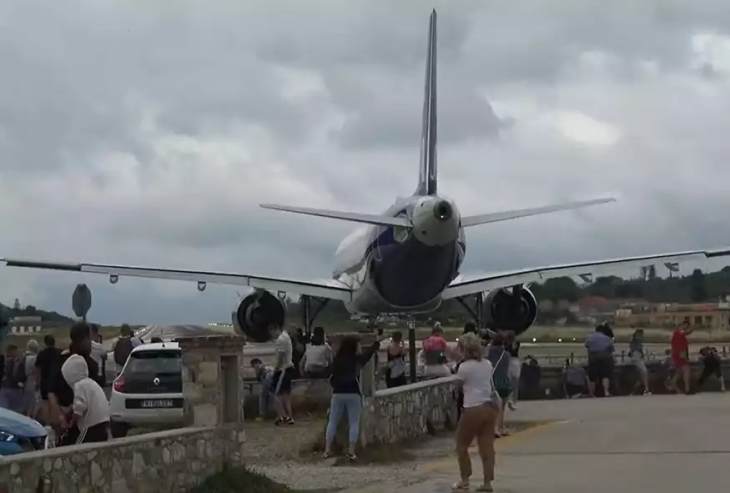 Viral &kappa;&alpha;&iota; &pi;ά&lambda;&iota; &tau;&omicron; &alpha;&epsilon;&rho;&omicron;&delta;&rho;ό&mu;&iota;&omicron; &tau;&eta;&sigmaf; &Sigma;&kappa;&iota;ά&theta;&omicron;&upsilon;: &Alpha;&epsilon;&rho;&omicron;&pi;&lambda;ά&nu;&omicron; &laquo;&sigma;&eta;&kappa;ώ&nu;&epsilon;&iota; &sigma;&tau;&omicron;&nu; &alpha;έ&rho;&alpha;&raquo; &tau;&omicron;&upsilon;&rho;ί&sigma;&tau;&epsilon;&sigmaf; &pi;&omicron;&upsilon; &tau;&omicron; &beta;&iota;&nu;&tau;&epsilon;&omicron;&sigma;&kappa;&omicron;&pi;&omicron;ύ&nu;