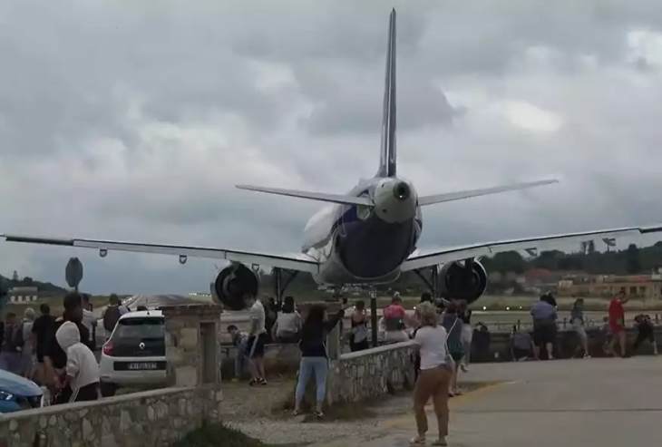 Viral και πάλι το αεροδρόμιο της Σκιάθου: Αεροπλάνο «σηκώνει στον αέρα» τουρίστες που το βιντεοσκοπούν
