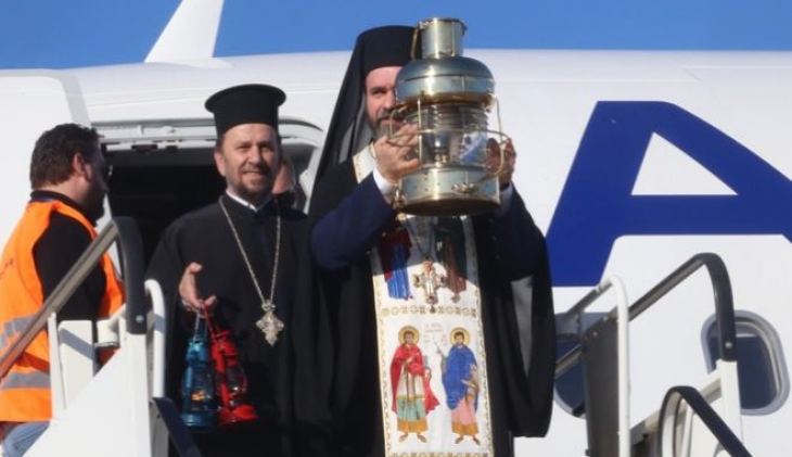 Άγιο Φως: Έφτασε στην Ελλάδα - Υποδοχή με τιμές αρχηγού κράτους