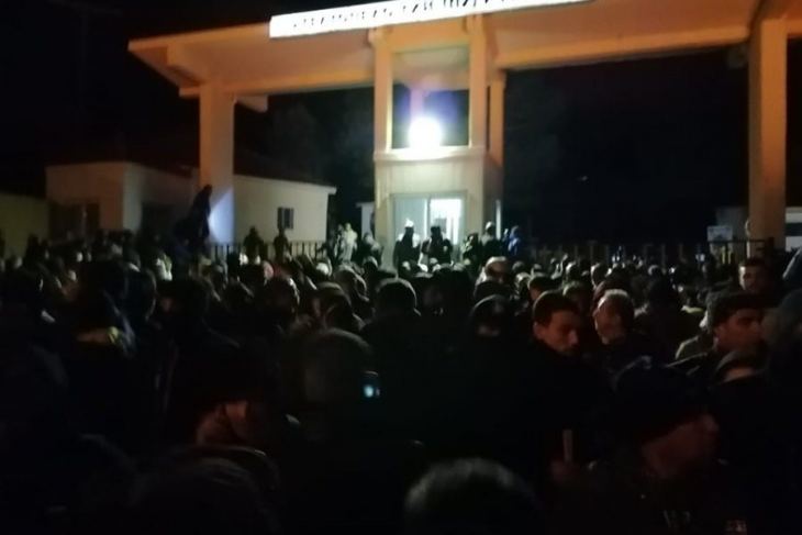 &Mu;&upsilon;&tau;&iota;&lambda;ή&nu;&eta;: &Delta;&iota;&mu;&omicron;&iota;&rho;ί&epsilon;&sigmaf; &tau;&omega;&nu; &Mu;&Alpha;&Tau; &pi;&omicron;&lambda;&iota;&omicron;&rho;&kappa;&omicron;ύ&nu;&tau;&alpha;&iota; &alpha;&pi;ό &pi;&omicron;&lambda;ί&tau;&epsilon;&sigmaf; &mu;έ&sigma;&alpha; &sigma;&epsilon; &sigma;&tau;&rho;&alpha;&tau;ό&pi;&epsilon;&delta;&omicron;