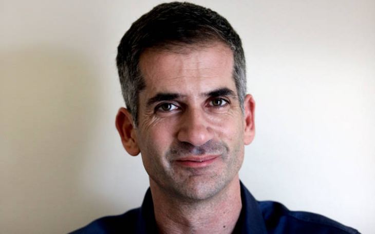 &Kappa;ώ&sigma;&tau;&alpha;&sigmaf; &Mu;&pi;&alpha;&kappa;&omicron;&gamma;&iota;ά&nu;&nu;&eta;&sigmaf;: &Eta; &Alpha;&theta;ή&nu;&alpha; &delta;ί&nu;&epsilon;&iota; &mu;ή&nu;&upsilon;&mu;&alpha; &alpha;&nu;&theta;&rho;&omega;&pi;&iota;ά&sigmaf; &alpha;&gamma;&kappa;&alpha;&lambda;&iota;ά&zeta;&omicron;&nu;&tau;&alpha;&sigmaf; &pi;&alpha;&iota;&delta;&iota;&kappa;έ&sigmaf; &psi;&upsilon;&chi;έ&sigmaf; &pi;&omicron;&upsilon; &upsilon;&pi;&omicron;&phi;έ&rho;&omicron;&upsilon;&nu;