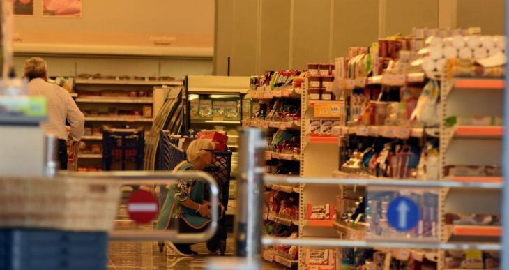 Μοίρασαν σε λαϊκή προϊόντα που αφαίρεσαν από σούπερ μάρκετ στη Θεσσαλονίκη