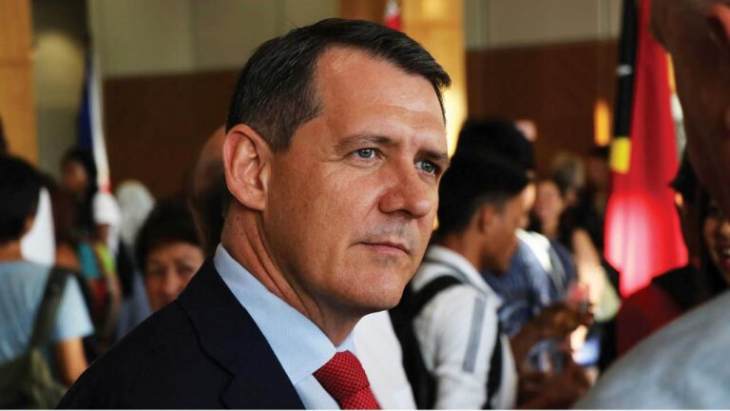 &Eta; &pi;&alpha;&nu;&delta;&eta;&mu;ί&alpha; &delta;&iota;&chi;ά&zeta;&epsilon;&iota; &kappa;&alpha;&iota; &tau;&omicron; &Nu;&tau;ά&rho;&gamma;&omicron;&upsilon;&iota;&nu;: &Kappa;&rho;&iota;&tau;&iota;&kappa;ή &tau;&omicron;&upsilon; &pi;&rho;&omega;&theta;&upsilon;&pi;&omicron;&upsilon;&rho;&gamma;&omicron;ύ &Beta;. &Epsilon;&pi;&iota;&kappa;&rho;ά&tau;&epsilon;&iota;&alpha;&sigmaf; &sigma;&tau;&eta;&nu; &Alpha;&upsilon;&sigma;&tau;&rho;&alpha;&lambda;ί&alpha; Michael Gunner