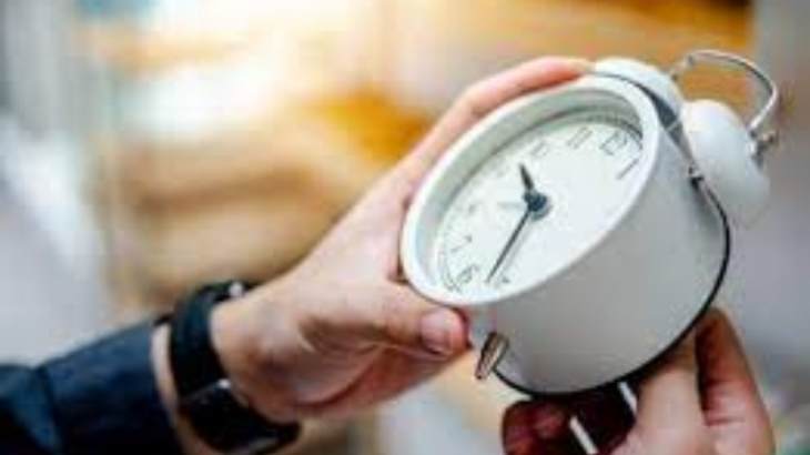 &Mu;&iota;&alpha; ώ&rho;&alpha; &pi;ί&sigma;&omega; &gamma;&upsilon;&rho;ί&zeta;&omicron;&upsilon;&nu; &tau;&alpha; &rho;&omicron;&lambda;ό&gamma;&iota;&alpha; &tau;&eta;&nu; &Kappa;&upsilon;&rho;&iota;&alpha;&kappa;ή