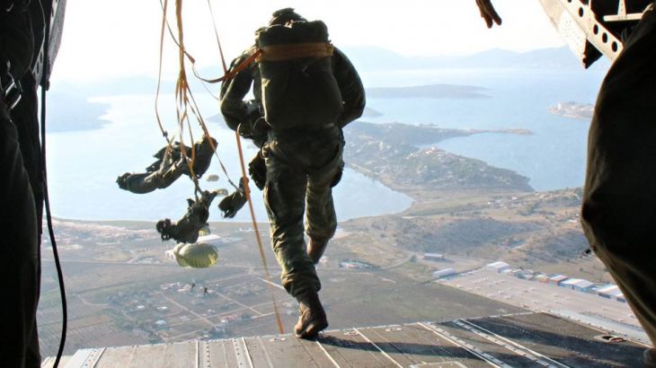 &Tau;&rho;&alpha;&gamma;&omega;&delta;ί&alpha; &sigma;&tau;&iota;&sigmaf; Έ&nu;&omicron;&pi;&lambda;&epsilon;&sigmaf; &Delta;&upsilon;&nu;ά&mu;&epsilon;&iota;&sigmaf;: &Nu;&epsilon;&kappa;&rho;ό&sigmaf; &alpha;&lambda;&epsilon;&xi;&iota;&pi;&tau;&omega;&tau;&iota;&sigma;&tau;ή&sigmaf; &mu;&epsilon;&tau;ά &alpha;&pi;ό &pi;&tau;ώ&sigma;&eta;