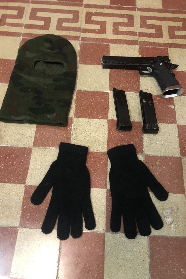 Έ&nu;&omicron;&pi;&lambda;&eta; &lambda;&eta;&sigma;&tau;&epsilon;ί&alpha; &mu;&epsilon; &alpha;&epsilon;&rho;&omicron;&beta;ό&lambda;&omicron; &sigma;&tau;&eta; &Rho;ό&delta;&omicron; - &Sigma;&upsilon;&nu;&epsilon;&lambda;ή&phi;&theta;&eta;&sigma;&alpha;&nu; &omicron;&iota; &delta;&rho;ά&sigma;&tau;&epsilon;&sigmaf;